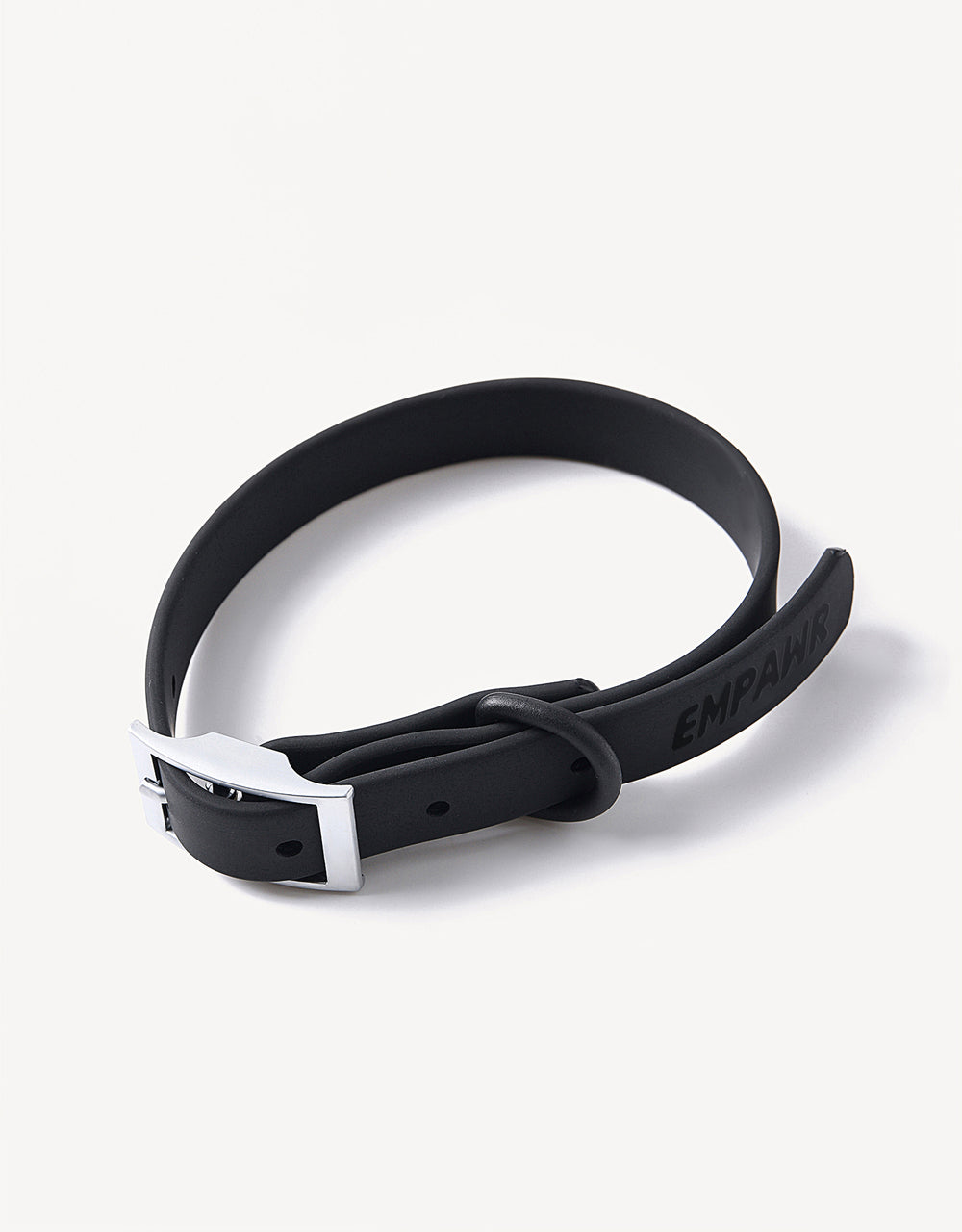 This image features the EMPAWR city dog collar in black color. Designed for both style and functionality, the collar showcases a sleek, minimalist design that is water, dirt, and odor-resistant, ensuring easy maintenance.