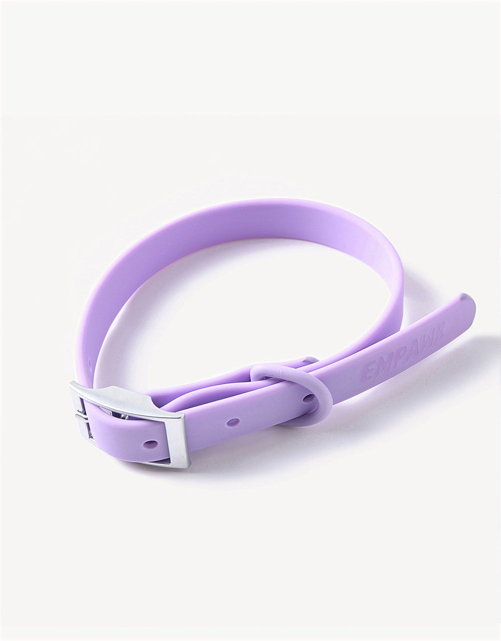 This image features the EMPAWR city dog collar in lilac color. Designed for both style and functionality, the collar showcases a sleek, minimalist design that is water, dirt, and odor-resistant, ensuring easy maintenance.